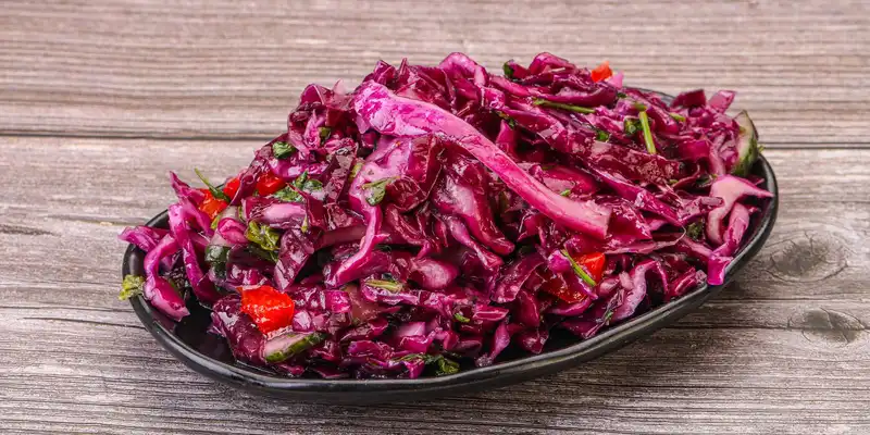 Rotkohl zubereitet (mit Salz)