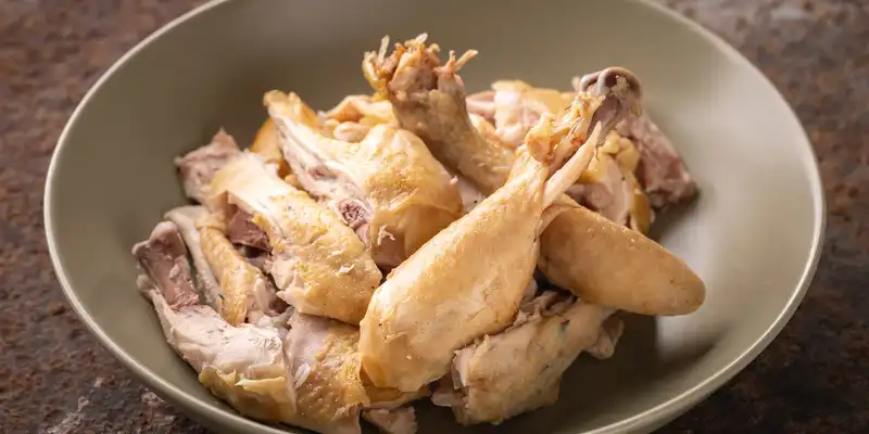 Geschmortes Hühnerfleisch dunkel (nur Fleisch)