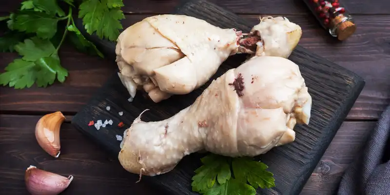 Stewed chicken thigh (meat and skin)