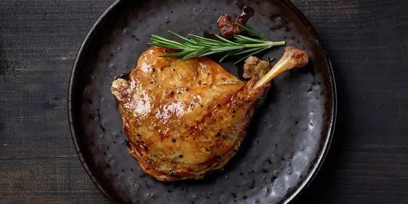 Perna de pato braseada (só carne)