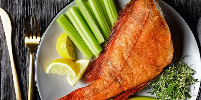 Pesce persico oceanico al forno o alla griglia